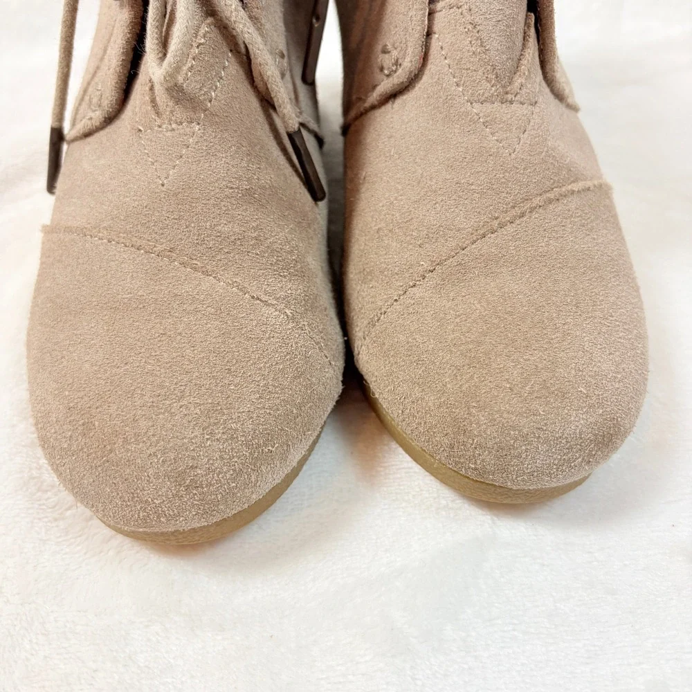 TOMS Taupe Suede Desert Wedge Booties Women Sz 8 Lace Up‎ Ankle Boots Round Toe